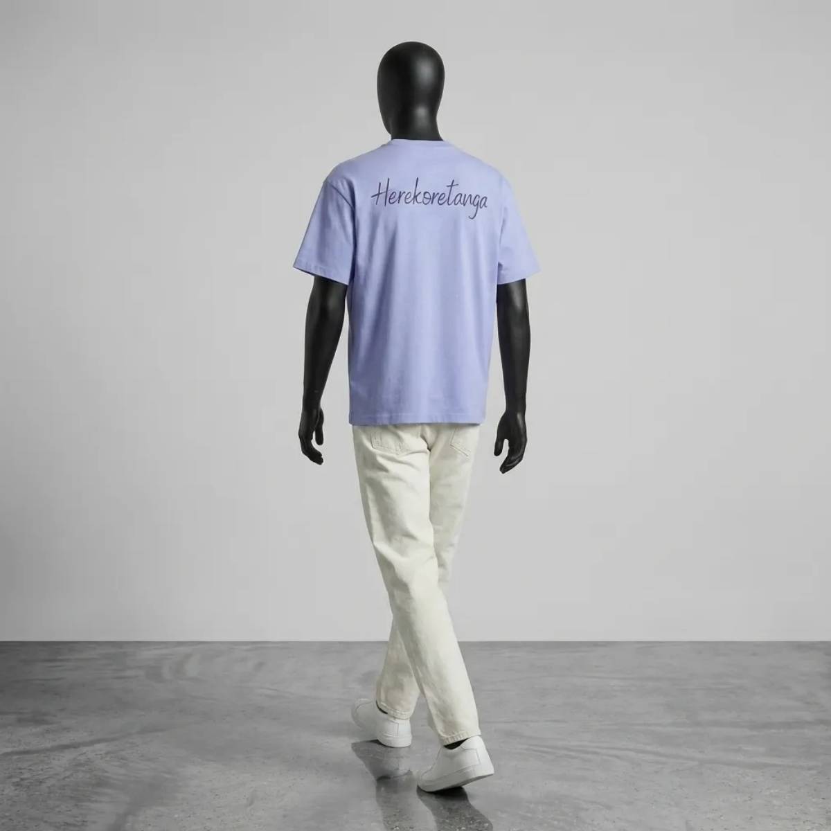 Modulo Herekoretanga: maglia azzurra 240g/m² in movimento su manichino tecnico. Dinamismo e architettura tessile ispirati alle rotte verso Oceania e alla cultura Maori. Archivio GL MANIFACTORY.