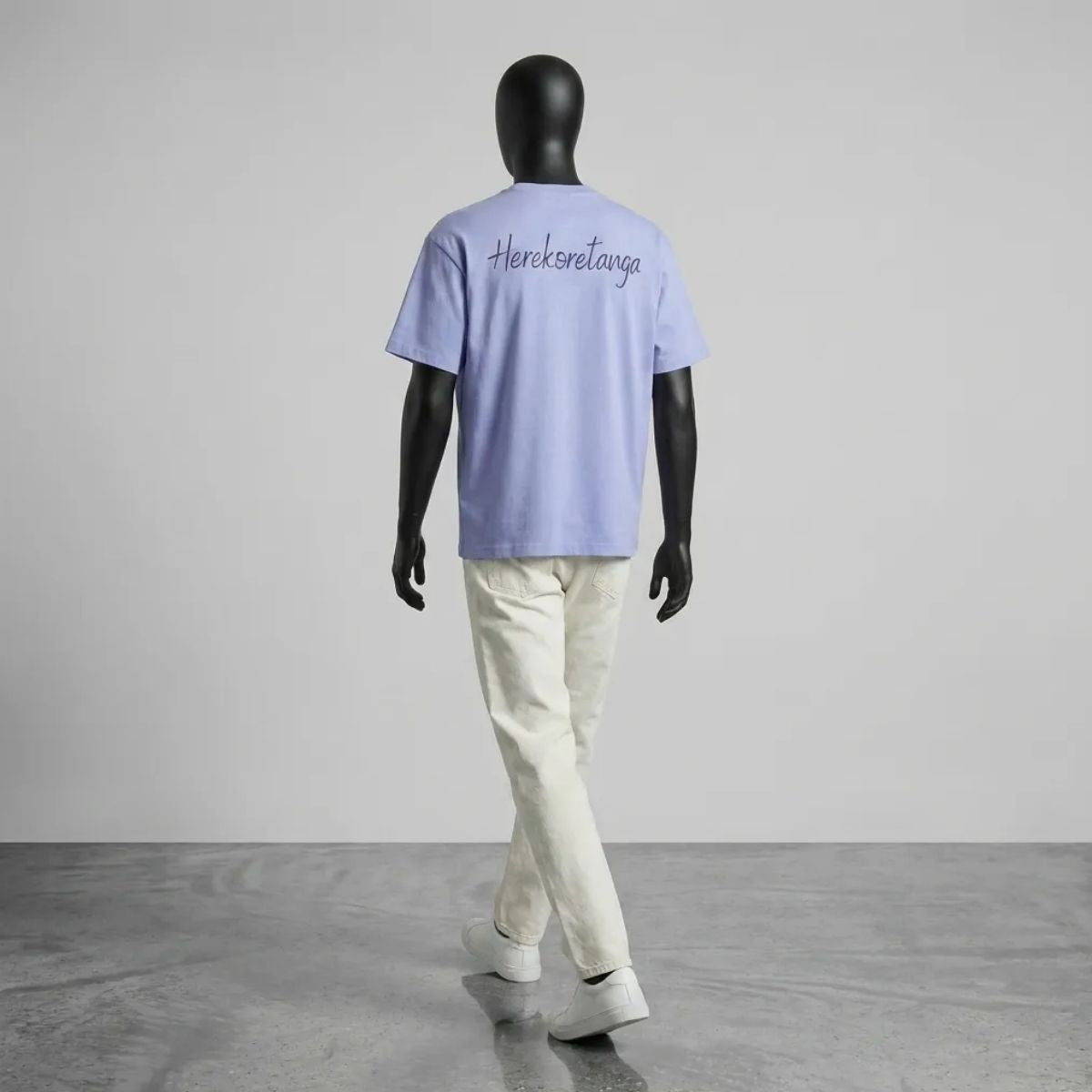 Modulo Herekoretanga: maglia azzurra 240g/m² in movimento su manichino tecnico. Dinamismo e architettura tessile ispirati alle rotte verso Oceania e alla cultura Maori. Archivio GL MANIFACTORY.