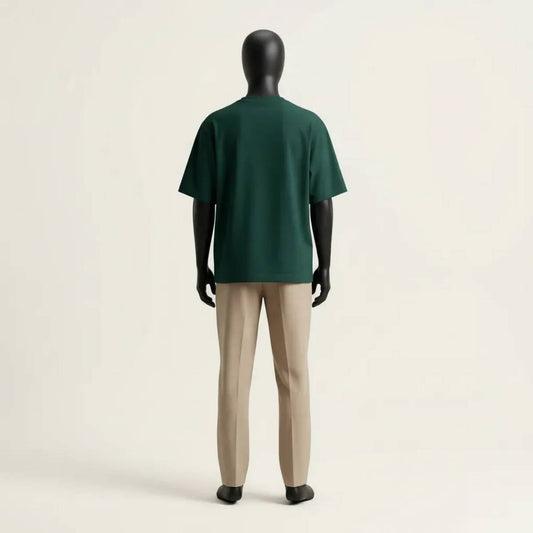 Analisi volumetrica posteriore del Modulo Deep Green. La caduta pesante del jersey evidenzia il design strutturale GL MANIFACTORY, unendo l'essenzialità urbana alla simbologia ancestrale Maori.
