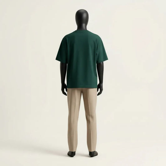 Analisi volumetrica posteriore del Modulo Deep Green. La caduta pesante del jersey evidenzia il design strutturale GL MANIFACTORY, unendo l'essenzialità urbana alla simbologia ancestrale Maori.