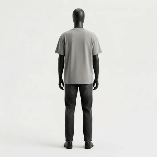 Modulo Herekoretanga: vista posteriore maglia grigio asfalto 240g con lavaggio acido minerale. Proporzioni Moto-Boxy ispirate al rigore di Oceania e alla forza della cultura Maori. Architettura tessile GL MANIFACTORY.