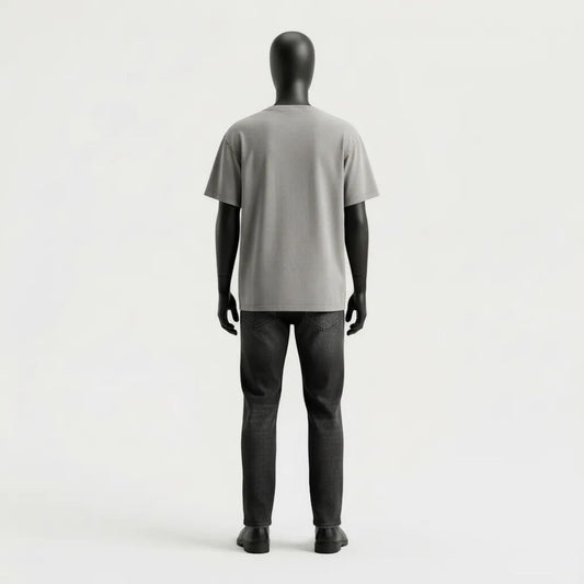 Modulo Herekoretanga: vista posteriore maglia grigio asfalto 240g con lavaggio acido minerale. Proporzioni Moto-Boxy ispirate al rigore di Oceania e alla forza della cultura Maori. Architettura tessile GL MANIFACTORY.