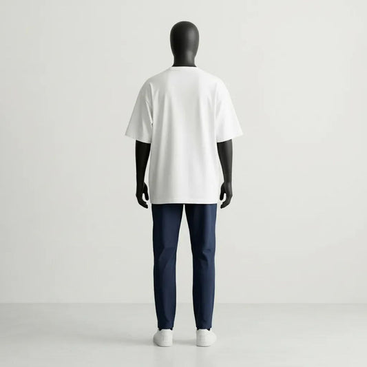 Analisi volumetrica posteriore del Modulo White. La caduta pesante del jersey bianco esalta il design strutturale GL MANIFACTORY, unendo l'essenzialità urbana alla simbologia ancestrale Maori