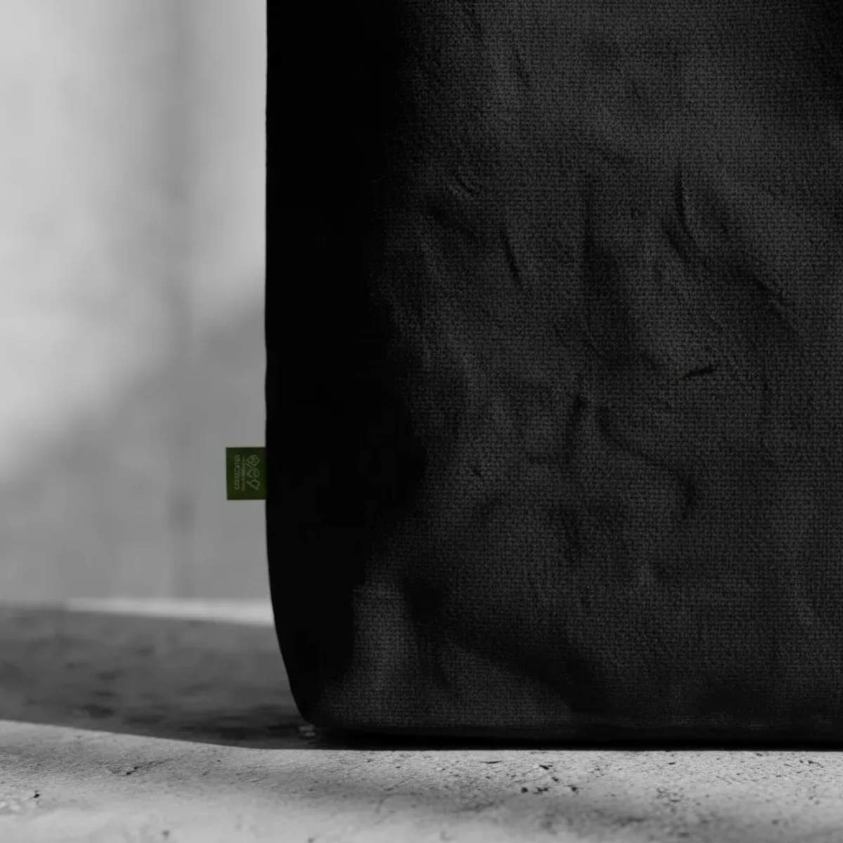 Dettaglio etichetta tecnica su borsa Archive Tote in canvas nero 407g. Particolare della manifattura ispirata al rigore di Oceania e alla precisione della cultura Maori. Equipment GL MANIFACTORY.