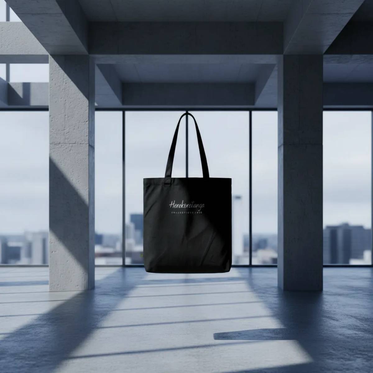 Dettaglio etichetta tecnica su borsa Archive Tote in canvas nero 407g. Particolare della manifattura ispirata al rigore di Oceania e alla precisione della cultura Maori. Equipment GL MANIFACTORY.
