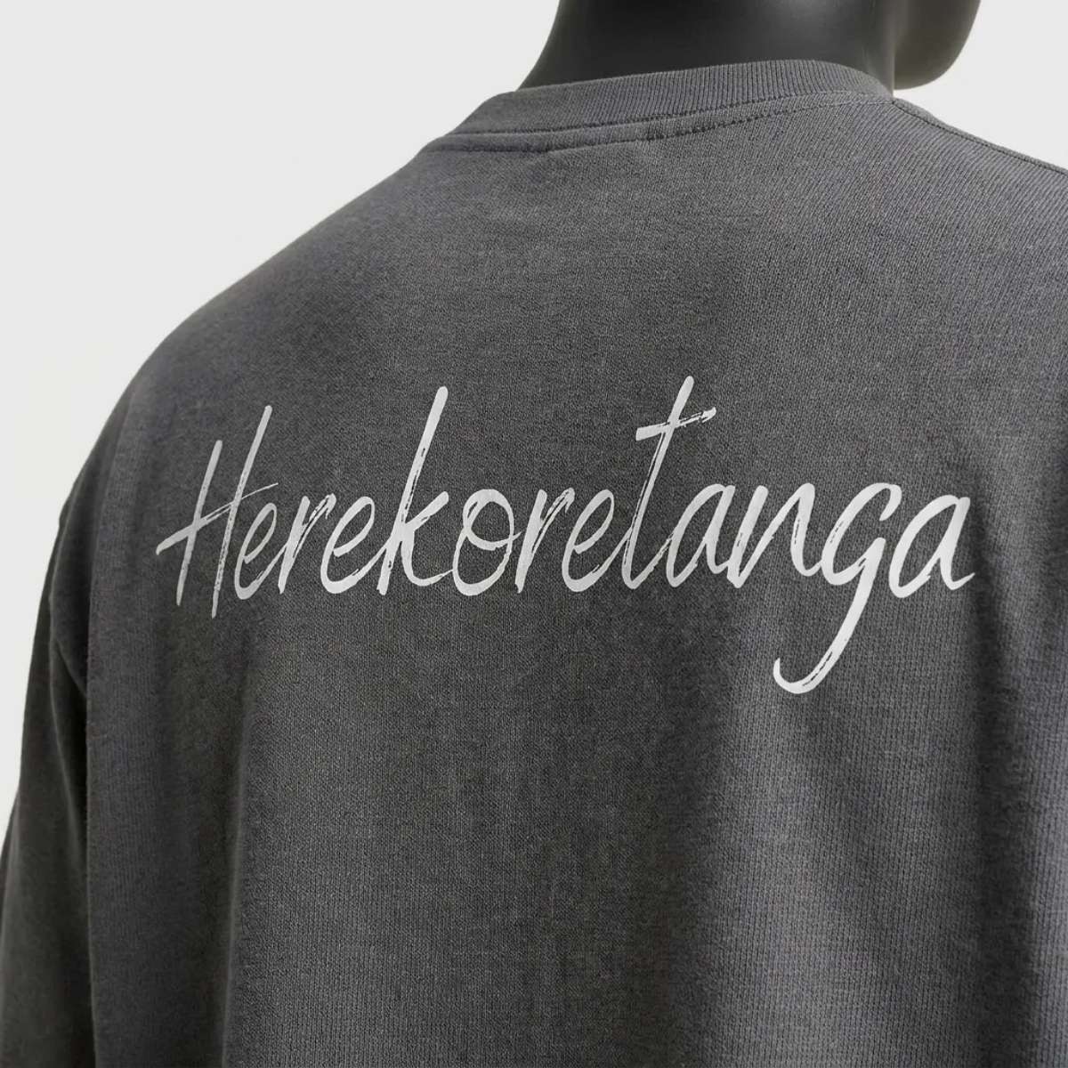 Dettaglio stampa Herekoretanga su jersey pesante color erica carbone. Texture mélange ispirata al rigore minerale di Oceania e alla forza della terra Maori. Standard qualitativo GL MANIFACTORY.

