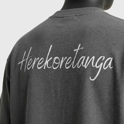 Dettaglio stampa Herekoretanga su jersey pesante color erica carbone. Texture mélange ispirata al rigore minerale di Oceania e alla forza della terra Maori. Standard qualitativo GL MANIFACTORY.
