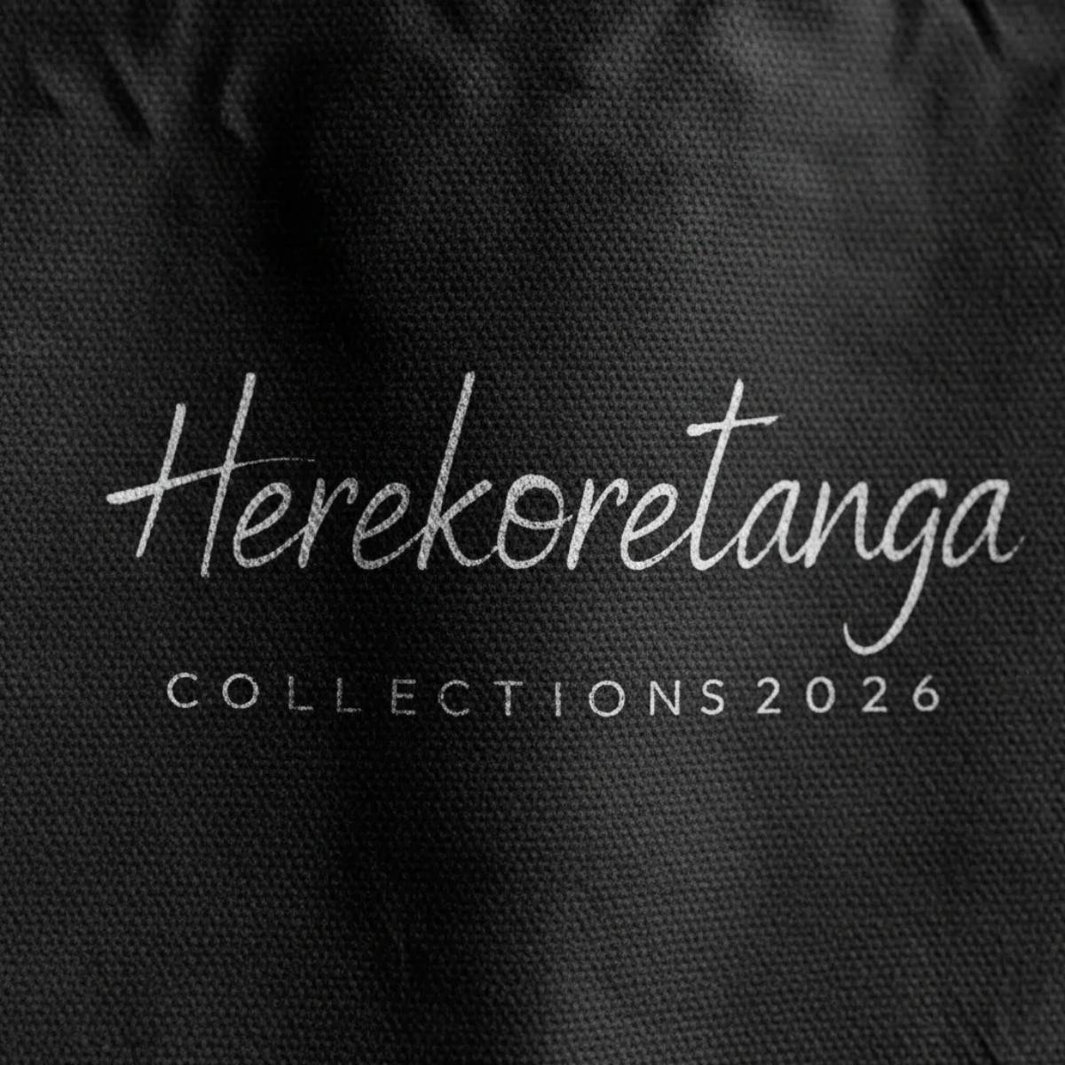 Dettaglio macro della stampa Herekoretanga Collections 2026 su canvas nero pesante. Texture materica ispirata al rigore delle rotte di Oceania e alla forza della cultura Maori. Equipment GL MANIFACTORY.
