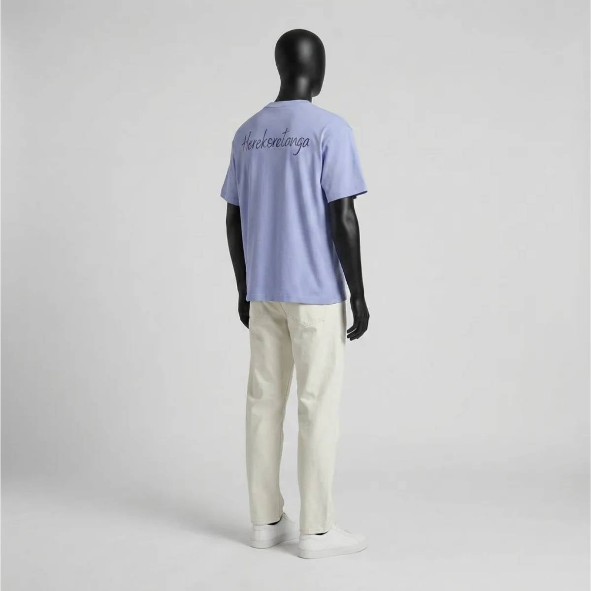 Modulo Herekoretanga: prospettiva laterale maglia azzurra 240g su manichino. Studio della volumetria e del fit ispirato al rigore di Oceania e alla simbologia Maori. Manifattura GL MANIFACTORY.
