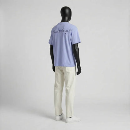 Modulo Herekoretanga: prospettiva laterale maglia azzurra 240g su manichino. Studio della volumetria e del fit ispirato al rigore di Oceania e alla simbologia Maori. Manifattura GL MANIFACTORY.
