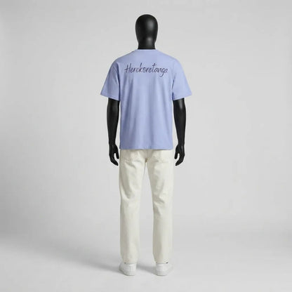 Modulo Herekoretanga: vista posteriore maglia azzurra 240g su manichino tecnico con ricamo. Vestibilità boxy ispirata alla limpidezza di Oceania e alla simbologia Maori. Design GL MANIFACTORY.
