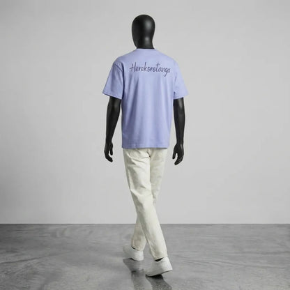 Modulo Herekoretanga: maglia azzurra 240g/m² in movimento su manichino tecnico. Dinamismo e architettura tessile ispirati alle rotte verso Oceania e alla cultura Maori. Archivio GL MANIFACTORY.
