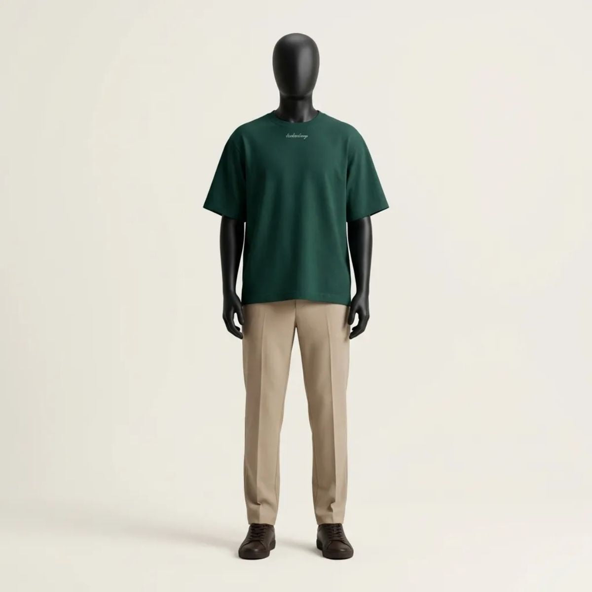 Modulo Herekoretanga: prospettiva frontale maglia Deep Green 240g/m² su manichino tecnico. Studio del volume boxy minimale ispirato al rigore di Oceania e alla forza della cultura Maori. Architettura tessile GL MANIFACTORY.