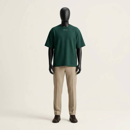Modulo Herekoretanga: prospettiva frontale maglia Deep Green 240g/m² su manichino tecnico. Studio del volume boxy minimale ispirato al rigore di Oceania e alla forza della cultura Maori. Architettura tessile GL MANIFACTORY.
