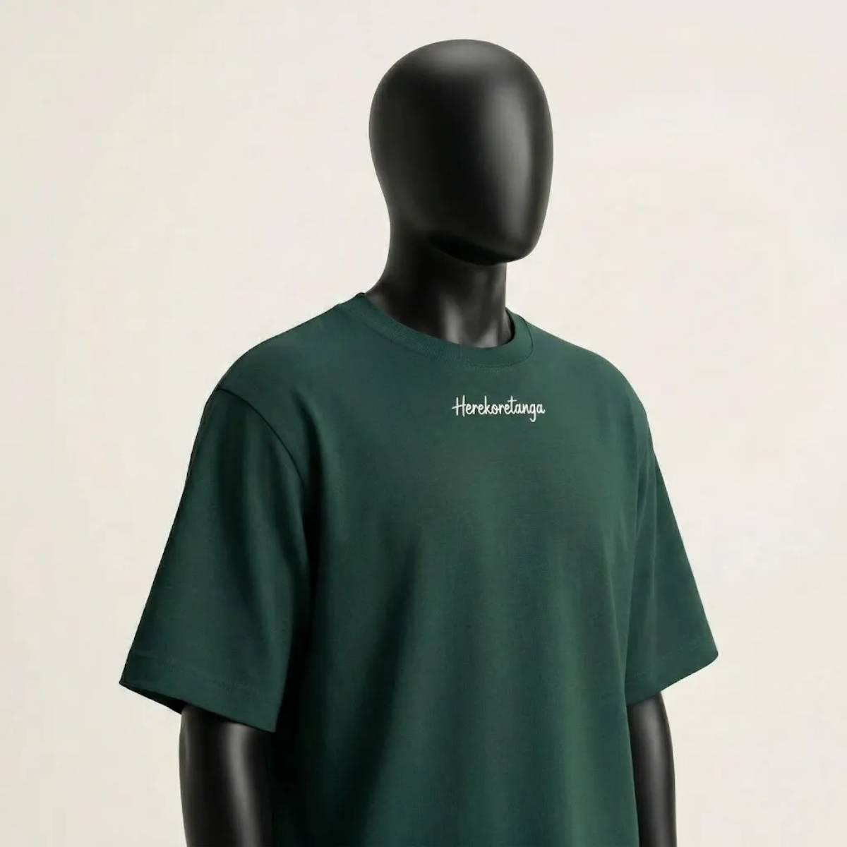 Dettaglio mezzo busto del Modulo Deep Green. Focus sulla proporzione del collo e sul posizionamento della grafica Herekoretanga, espressione di lusso essenziale firmato GL MANIFACTORY.