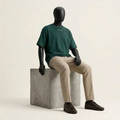 Il Modulo Herekoretanga in un contesto urban-brutalista. La silhouette boxy Deep Green mantiene la sua integrità architettonica, celebrando il connubio tra materia e cultura Oceania.