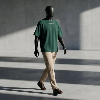 Dinamismo e struttura: il Modulo Herekoretanga Deep Green in movimento. Il peso del tessuto da 240g definisce lo spazio, richiamando la forza della tradizione Maori nel contesto metropolitano contemporaneo.