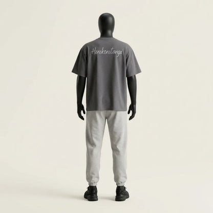 Modulo Herekoretanga: retro maglia color erica carbone 240g su manichino. Tessuto mélange ad alta densità ispirato alle rocce vulcaniche di Oceania e alla terra Maori. Design d'archivio GL MANIFACTORY.
