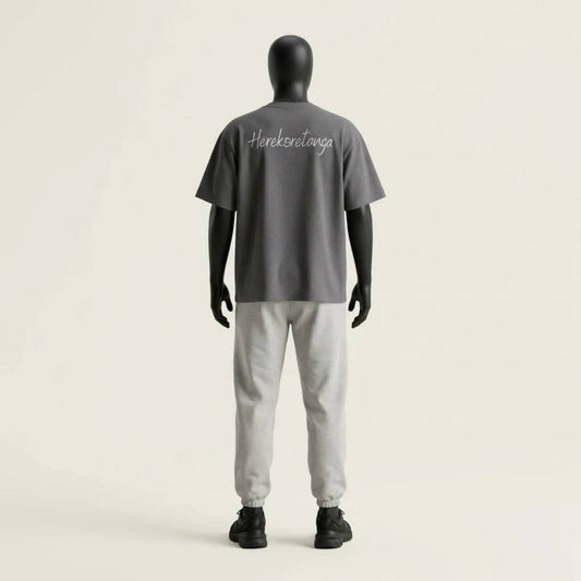 Modulo Herekoretanga: retro maglia color erica carbone 240g su manichino. Tessuto mélange ad alta densità ispirato alle rocce vulcaniche di Oceania e alla terra Maori. Design d'archivio GL MANIFACTORY.
