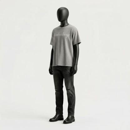 Modulo Herekoretanga: prospettiva laterale maglia grigio asfalto 240g con lavaggio acido minerale. Studio del fit Moto-Boxy ispirato al rigore di Oceania e alla simbologia Maori. Manifattura GL MANIFACTORY.
