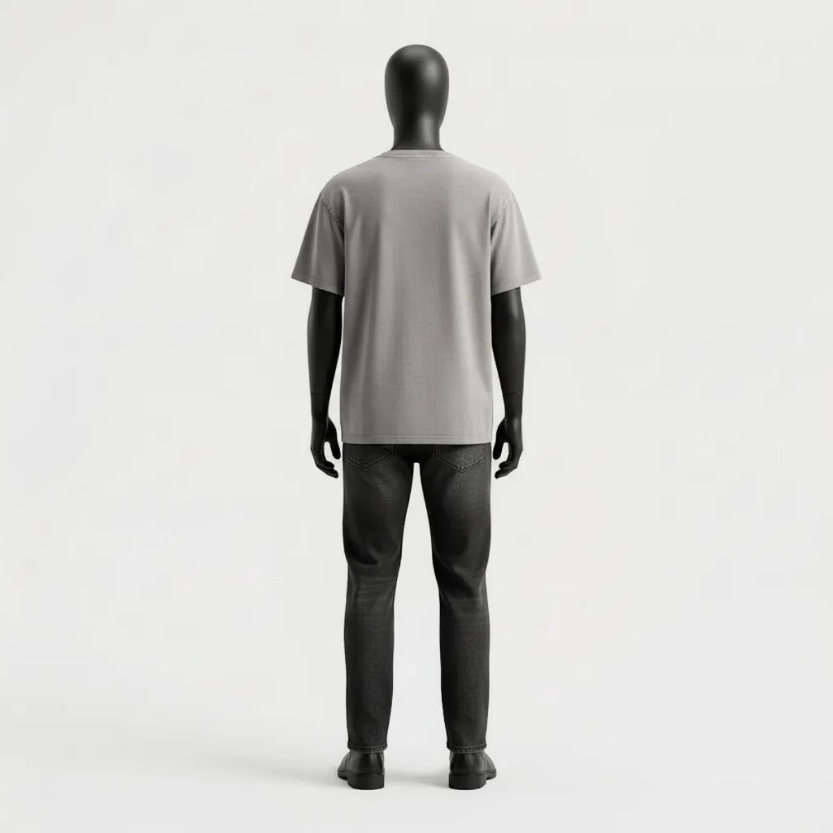 Modulo Herekoretanga: vista posteriore maglia grigio asfalto 240g con lavaggio acido minerale. Proporzioni Moto-Boxy ispirate al rigore di Oceania e alla forza della cultura Maori. Architettura tessile GL MANIFACTORY.
