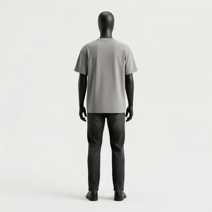 Modulo Herekoretanga: vista posteriore maglia grigio asfalto 240g con lavaggio acido minerale. Proporzioni Moto-Boxy ispirate al rigore di Oceania e alla forza della cultura Maori. Architettura tessile GL MANIFACTORY.
