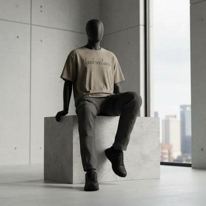 Il Modulo Herekoretanga kaki scuro in un contesto urban-brutalista. La silhouette boxy mantiene la sua integrità architettonica, celebrando il connubio tra materia e spiritualità Oceania.