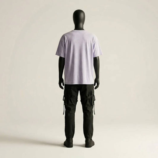 Analisi volumetrica posteriore del Modulo Lilla Tenue. La caduta pesante del jersey esalta il design strutturale GL MANIFACTORY, unendo l'essenzialità urbana alla simbologia ancestrale Maori.