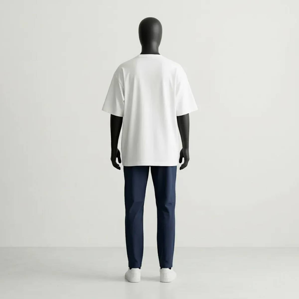 Analisi volumetrica posteriore del Modulo White. La caduta pesante del jersey bianco esalta il design strutturale GL MANIFACTORY, unendo l'essenzialità urbana alla simbologia ancestrale Maori