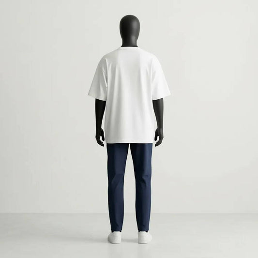Analisi volumetrica posteriore del Modulo White. La caduta pesante del jersey bianco esalta il design strutturale GL MANIFACTORY, unendo l'essenzialità urbana alla simbologia ancestrale Maori