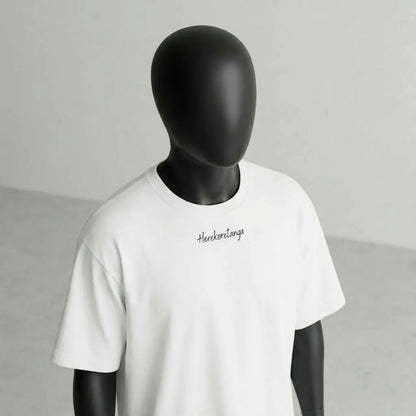 Dettaglio mezzo busto del Modulo White. Focus sulla proporzione del fit e sul posizionamento centrale della grafica Herekoretanga, espressione di lusso essenziale firmato GL MANIFACTORY.