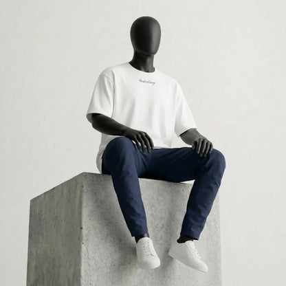Il Modulo Herekoretanga bianco in un contesto urban-brutalista. La silhouette boxy mantiene la sua integrità architettonica in seduta, celebrando il connubio tra materia e spiritualità Oceania.