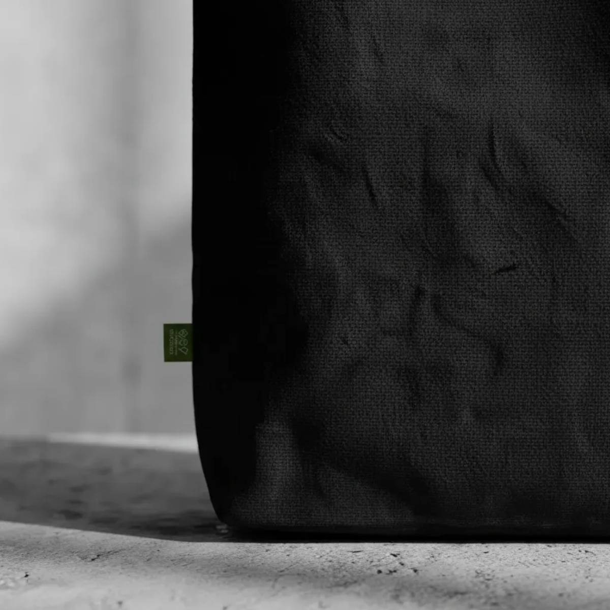 Dettaglio etichetta tecnica su borsa Archive Tote in canvas nero 407g. Particolare della manifattura ispirata al rigore di Oceania e alla precisione della cultura Maori. Equipment GL MANIFACTORY.
