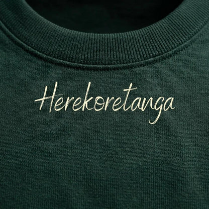 Dettaglio macro della stampa "Herekoretanga" su cotone Deep Green. Il close-up esalta la trama del tessuto heavy-duty e la precisione calligrafica, pilastri del design narrativo GL MANIFACTORY.