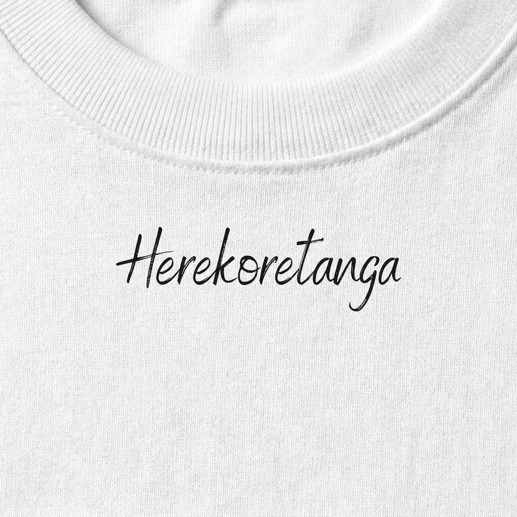 Dettaglio macro della stampa calligrafica "Herekoretanga" su cotone bianco. Il close-up esalta la trama del tessuto heavy-duty e la precisione del contrasto cromatico, pilastri del design GL MANIFACTORY